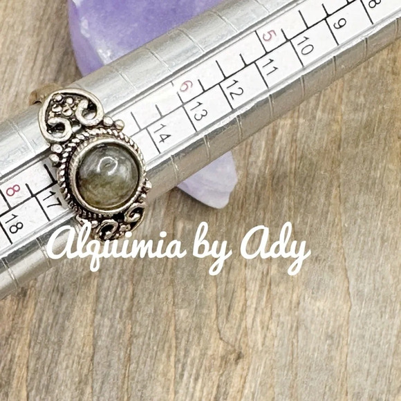 Labradorite silver dainty Victorian ring/stacking/goth/bikercore - Picture 3 of 6